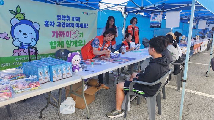 [수원=뉴시스] 경기도젠더폭력통합대응단 현장 지원 활동. (사진=경기도여성가족재단 제공) 2025.06.19. photo@newsis.com *재판매 및 DB 금지