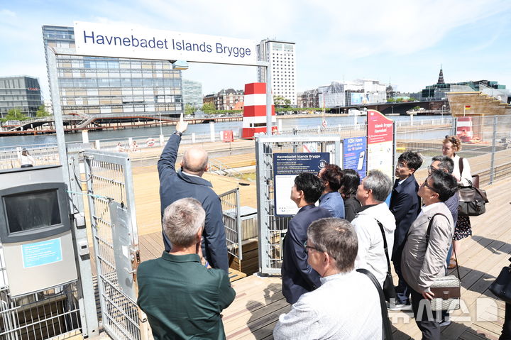 [창원=뉴시스] 박완수 경남도지사 등 북유럽 3개국 순방 경남대표단이 지난 18일(현지시각) 오전 덴마크 코펜하겐시에 있는 도심 속 항만수영장인 '브뤼게섬 하버배스(Harbour Bath at Islands Brygge)'를 찾아 야콥 크리스티안 슈뢰더 전문관의 안내로 시설 현황 설명을 듣고 있다. (사진=경남도 제공) 2025.06.19. photo@newsis.com