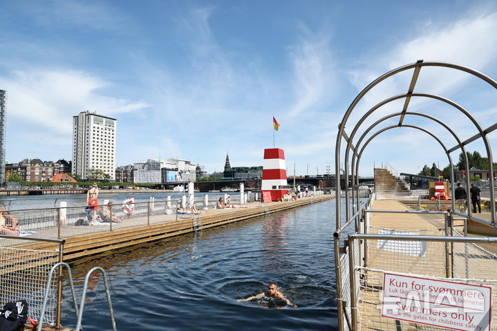 [창원=뉴시스] 덴마크 코펜하겐시에 있는 도심 속 항만수영장인 '브뤼게섬 하버배스(Harbour Bath at Islands Brygge)'. (사진=경남도 제공) 2025.06.19. photo@newsis.com