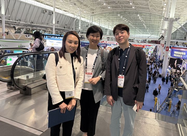 [보스턴=뉴시스] 메드팩토의 (왼쪽부터) 김새롬 미국법인장, 우정원 사장, 이지훈 사업본부장이 바이오USA 2025에 참석했다. 2025.06.19. photo@newsis.com *재판매 및 DB 금지