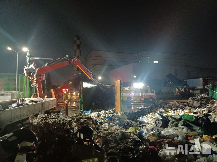 [부천=뉴시스] 정일형 기자 = 부천자원순환센터서 불. (사진=부천소방서 제공)