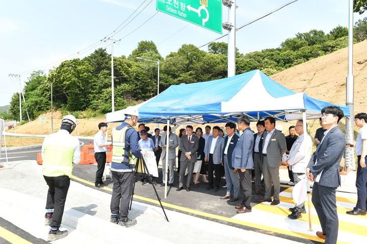 [보령=뉴시스] '지방도 610호 오천 우회도로 개설공사' 현장을 방문한 보령시 의원들. (사진=보령시의회 제공) *재판매 및 DB 금지