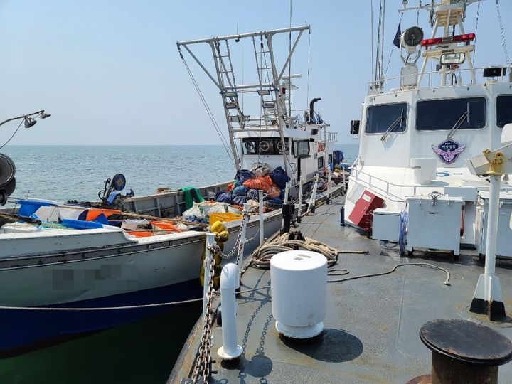 해경이 수산업법 위반 혐의로 꽃게잡이 어선을 검문검색 중에 있다. (사진=군산해경 제공) *재판매 및 DB 금지