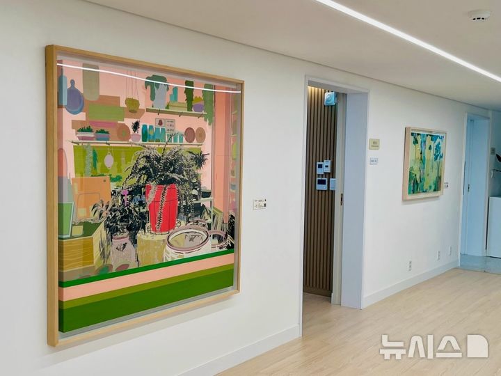 [의정부=뉴시스] 의정부소방서와 소방동료상담소 청사에 총 50점의 현대미술 작품이 전시된다. (사진=경기도북부소방재난본부 제공) 2025.06.19 photo@newsis.com