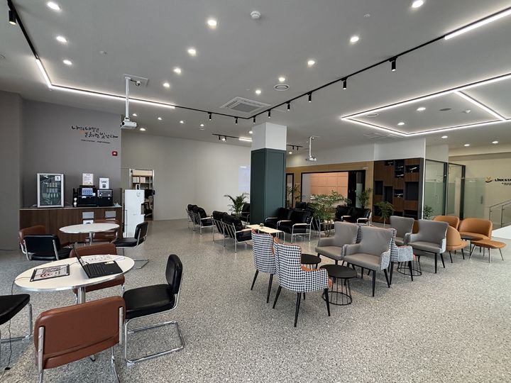 [청주=뉴시스] 충북 청주시 청년카페 1층 '링크 스테이션' 내부. (사진=청주시 제공) photo@newsis.com *재판매 및 DB 금지