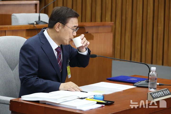 [서울=뉴시스] 조성봉 기자= 이종석 국가정보원장 후보자가 19일 오전 서울 여의도 국회에서 열린 인사청문회에서 물을 마시고 있다. 2025.06.19. suncho21@newsis.com