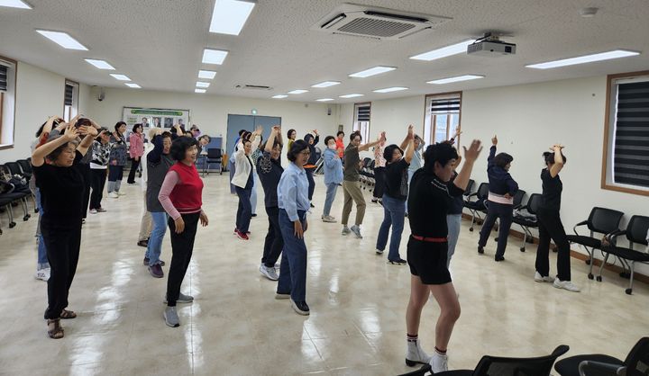 [산청=뉴시스] 경남 산청군 라인 스포츠 댄스 과정 (사진=산청군 제공) 2025.06.19. photo@newsis.com&nbsp; *재판매 및 DB 금지
