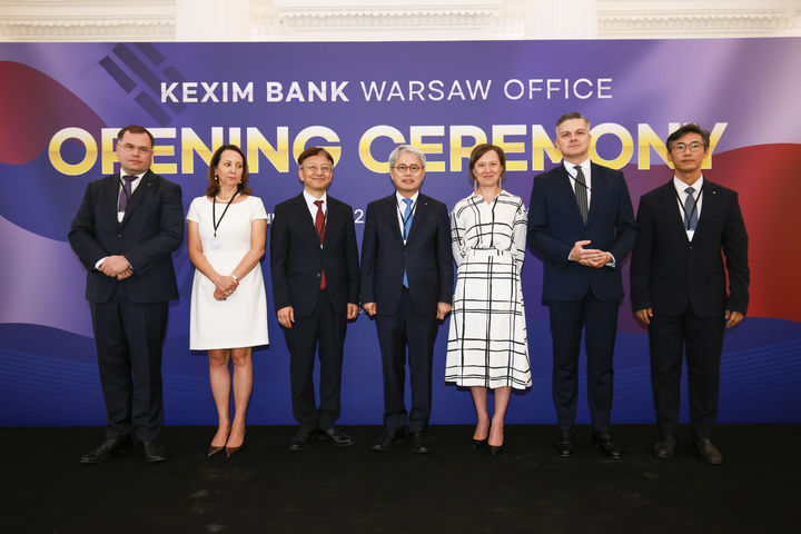 수출입은행이 현지시각 18일 폴란드 바르샤바에서 태준열 주 폴란드 대사 및 주요 관계기관 관계자들이 참석한 가운데 '수은 바르샤바 사무소 개소식'을 개최하고 정식 영업을 개시했다. 사진 정중앙 윤희성 수은 행장, 왼쪽에서 세 번째 태준열 주 폴란드 대사(사진제공=수출입은행) *재판매 및 DB 금지