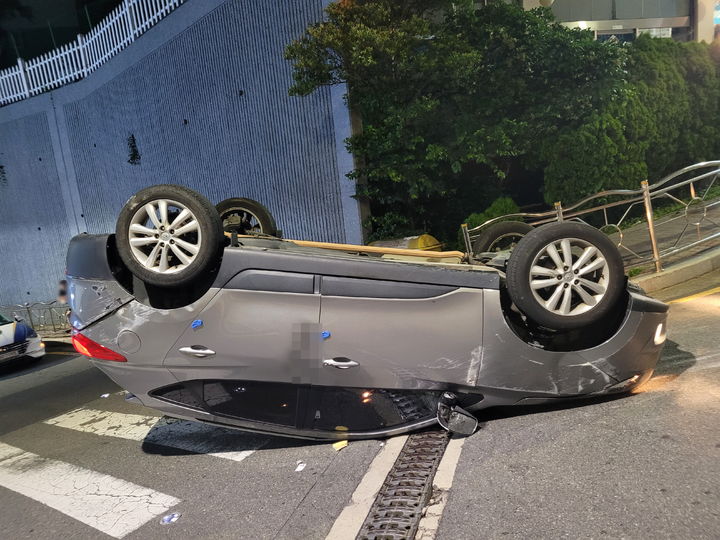 [부산=뉴시스] 18일 오후 9시15분께 부산 사하구의 한 오르막길에서 졸음운전을 하던 SUV 차량이 상가 실외기를 들이받고 전복됐다. 이 사고로 SUV 차량 운전자와 동승자 2명 모두 경상을 입었다. (사진=부산 사하경찰서 제공) 2025.06.18. photo@newsis.com *재판매 및 DB 금지