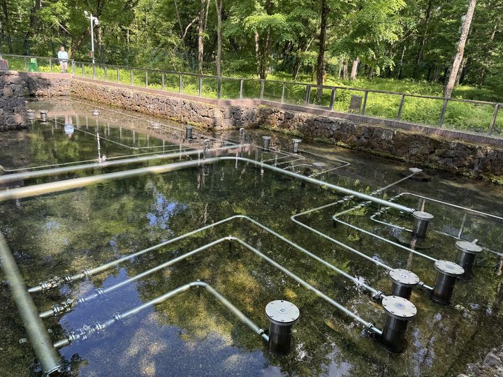 [연길=뉴시스] 농심 백산수 수원지인 내두천에서 물을 수집하고 있는 모습. (사진=뉴시스) photo@newsis.com *재판매 및 DB 금지