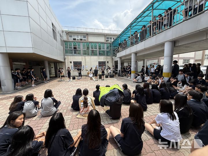 [용인=뉴시스]그린스마트 미래학교로 이전하는 신갈중학교의 작별 버스킹 행사(사진=신갈중 제공)2025.06.19.photo@newsis.com
