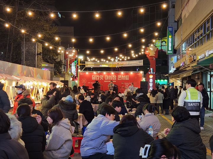 [대전=뉴시스]19일부터 내달 5일까지 대전의 야간관광 활성화를 위해 중앙시장 야시장과 연계한 '2025 딜라잇 야시장 콘서트'가 총 4회&nbsp; 열린다. 2025. 06. 19 photo@newsis.com *재판매 및 DB 금지