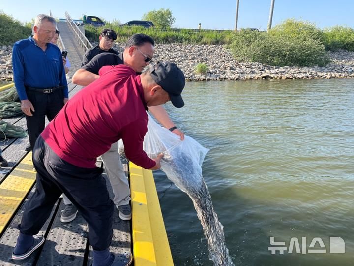 [서울=뉴시스] 탄도호 뱀장어 종자 방류.