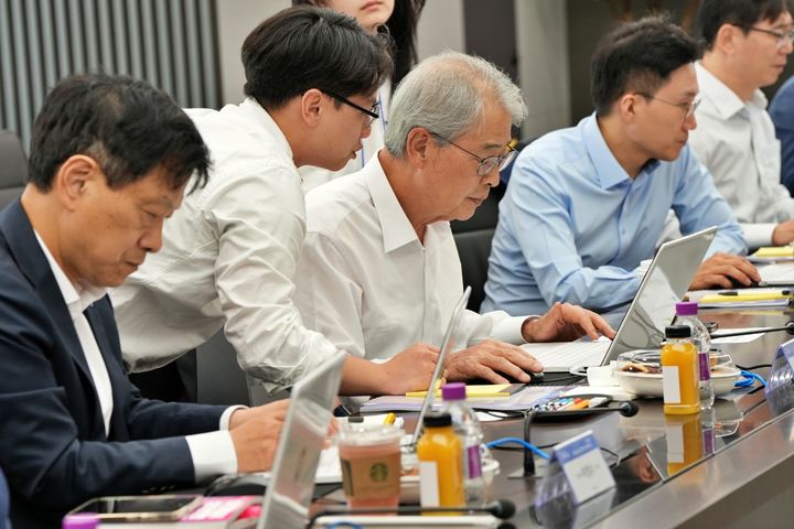 18일 우리금융그룹 본사에서 진행된 챗GPT 활용 실습 연수에 임종룡 회장(가운데)을 비롯한 그룹사 임원들이 참여하고 있다. (사진=우리금융 제공) *재판매 및 DB 금지