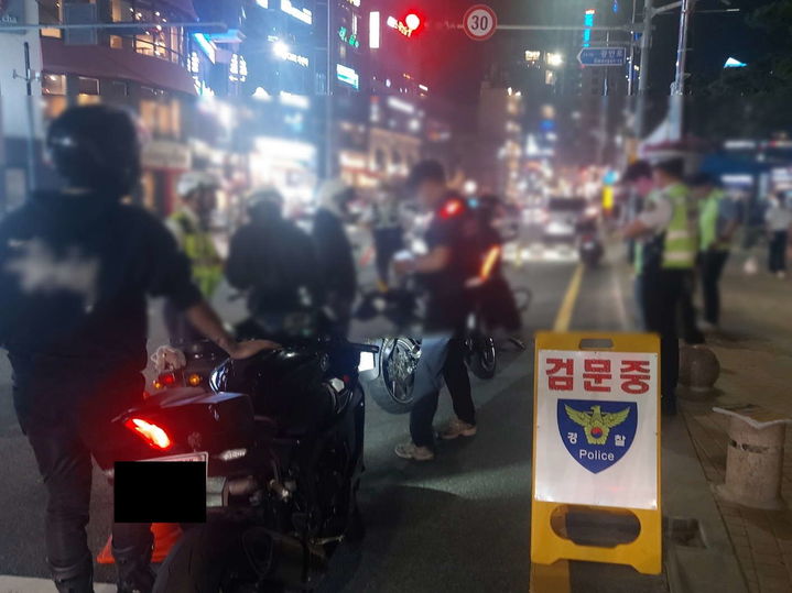 [부산=뉴시스] 부산 남부경찰서가 18일 오후 9~11시 야간 시간대에 구청·한국교통안전공단과 합동으로 이륜차 광역 단속을 하고 있다. (사진=부산경찰청 제공) 2025.06.18. photo@newsis.com *재판매 및 DB 금지