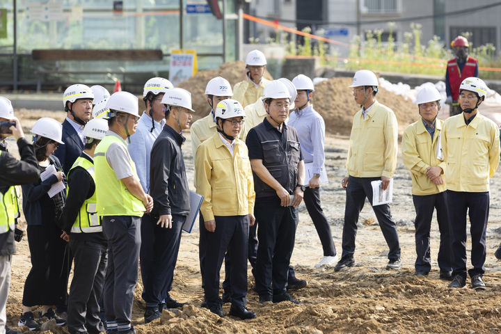 [수원=뉴시스] 19일 오전 김동연 경기도지사가 광명 신안산선 복구 현장에서 신안산선 복구 현장점검을 하고 있다. (사진=경기도 제공) 2025.06.19. photo@newsis.com *재판매 및 DB 금지