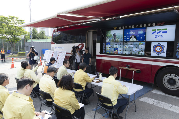 [수원=뉴시스] 19일 오전 김동연 경기도지사가 신안산선 복구 현장에서 시군 영상회의를 하고 있다. (사진=경기도 제공) 2025.06.19. photo@newsis.com *재판매 및 DB 금지