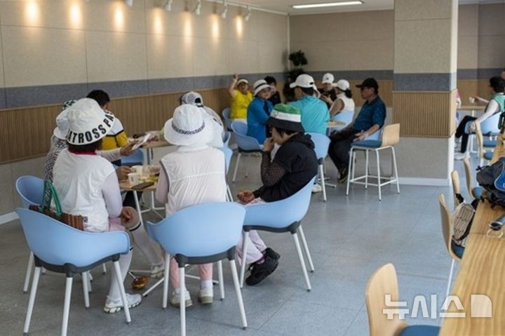 [인천=뉴시스] 인천 서구 청라국제도시 공촌유수지 체육시설에 조성된 실내 쉼터에서 이용객들이 휴식하고 있다. (사진=인천시설공단 제공) 2025.06.19. photo@newsis.com