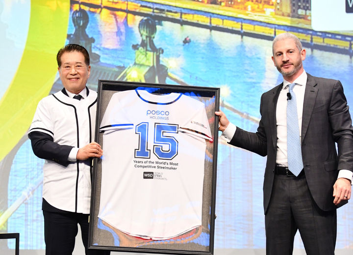 [서울=뉴시스] 18일(현지시간) 미국 뉴욕에서 열린 WSD 포럼에서 장인화 포스코그룹 회장(사진 왼쪽)이 필립 엥글린(Philipp Englin) WSD CEO로부터 야구복으로 특별 제작한 WSD 명예의 전당 기념액자를 전달 받은 뒤 기념촬영을 하고 있다. (사진=포스코그룹 제공) 2025.6.19. photo@newsis.com *재판매 및 DB 금지