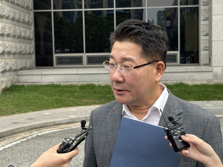 [대전=뉴시스] 김도현 기자 = 19일 오전 대전 서구 둔산동 대전지방법원 정문에서 송활섭 시의원이 재판 후 기자들의 질문에 답변하고 있다. 2025.06.19. kdh1917@newsis.com *재판매 및 DB 금지