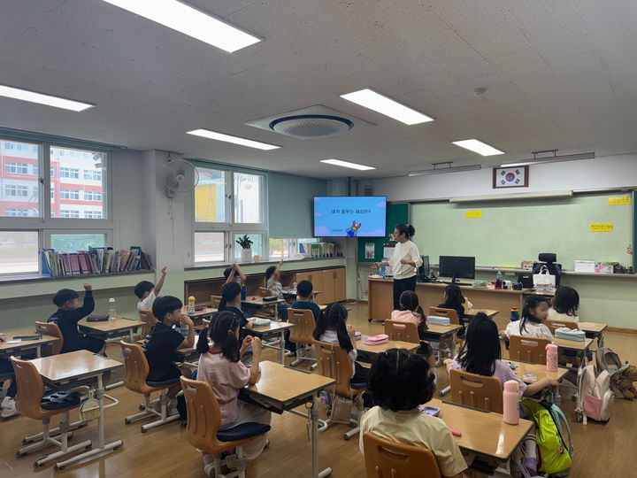 [통영=뉴시스] 신정철 기자= 통영시는 지난 18일, 죽림초등학교에서 1학년 84명을 대상으로 ‘찾아가는 생애주기별 인구교육’을 실시했다.사진은 죽림초교 1학년 인구교육 모습.(사진=통영시 제공).2025.05.19. photo@newsis.com *재판매 및 DB 금지