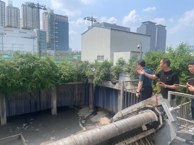 [서울=뉴시스]19일 양천경찰서는 지난 17일 여름철 집중 호우 대비 점검을 위해 양천구 목동 빗물펌프장을 방문했다고 밝혔다.(사진=양천경찰서) 2025.06.19 photo@newsis.com *재판매 및 DB 금지