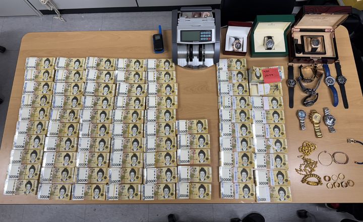 [서울=뉴시스]경찰이 불법으로 온라인 도박 누리집을 운영해 사기를 벌인 일당 19명을 검거했다. 서울경찰청 광역수사단 형사기동대는 19일 오전 서울 마포구 청사에서 브리핑을 열고 "2019년 12월부터 지난해 9월까지 소위 '먹튀 도박 사이트' 수백 개를 개설해 피해자 334명으로부터 40억원가량을 편취한 피의자 19명을 검거해 총책 등 10명을 구속하고 9명을 불구속 송치했다"고 밝혔다. 사진은 경찰이 일당 은신처를 급습해 압수한 물품. (사진=서울경찰청 제공) 2025.06.19. photo@newsis.com *재판매 및 DB 금지