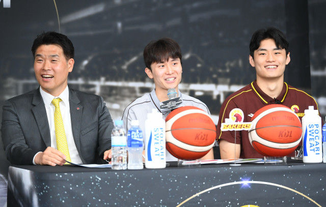 [서울=뉴시스]창단 첫 챔피언에 오른 프로농구 창원 LG의 조상현 감독과 양준석, 유기상이 형제 구단인 프로야구 LG 트윈스를 응원하기 위해 잠실야구장을 찾는다. (사진=LG 트윈스 제공) 2025.06.19. photo@newsis.com&nbsp; *재판매 및 DB 금지