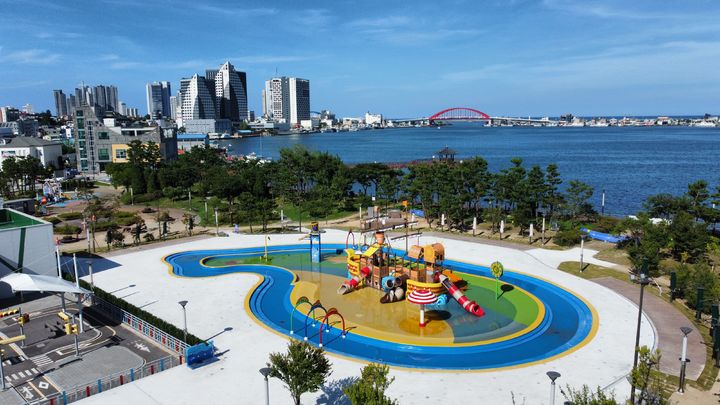 [속초=뉴시스] 속초 청초호 유원지 물놀이터.(사진=속초시 제공)photo@newsis.com *재판매 및 DB 금지