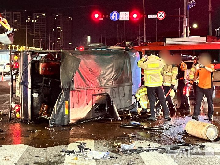 [인천=뉴시스] 지난 18일 오후 인천 서구 왕길동 안동포사거리에서 차량 4대가 부딪히는 연쇄 교통사고가 발생했다. 사진은 사고 충격으로 전도된 1t 화물차. (사진=인천소방본부 제공) 2025.06.19. photo@newsis.com