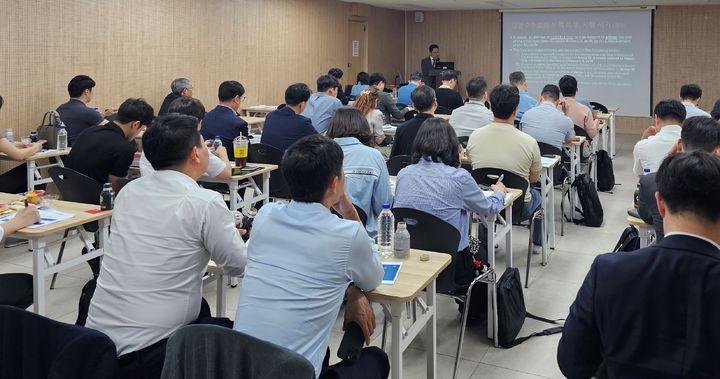 [부산=뉴시스] 한국해양진흥공사는 2025년 상반기 해운 정보 패널 간담회를 진행하고 있다. (사진=한국해양진흥공사 제공) 2025.06.19. photo@newsis.com *재판매 및 DB 금지