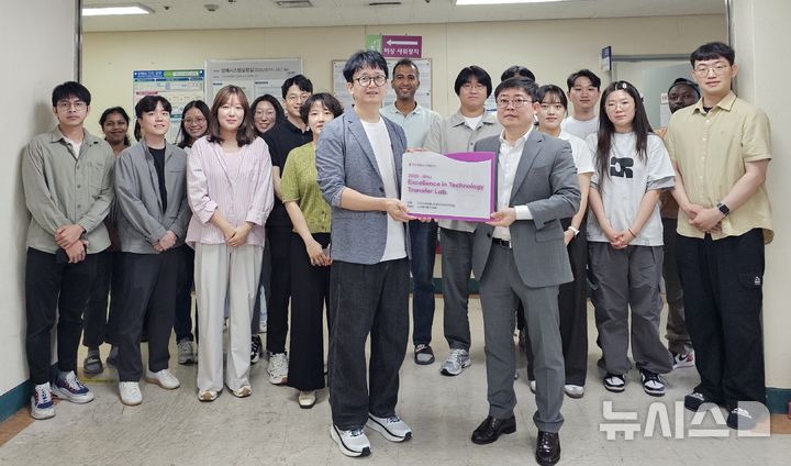 [전주=뉴시스]윤난슬 기자 = 전북대학교는 박찬희 교수팀이 운영하는 '생체재료 및 메카노바이오로지 연구실'이 대학 산학협력단이 지정하는 '기술이전 우수 실험실(JBNU ETLA)'에 선정됐다고 20일 밝혔다. (사진=전북대 제공) photo@newsis.com