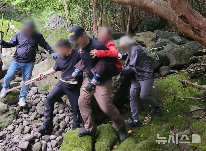 [제주=뉴시스] 19일 오전 제주 서귀포시 색달동에서 실종된 80대 고사리객에 구조되고 있다. (사진=제주경찰청 제공) 2025.06.19. photo@newsis.com