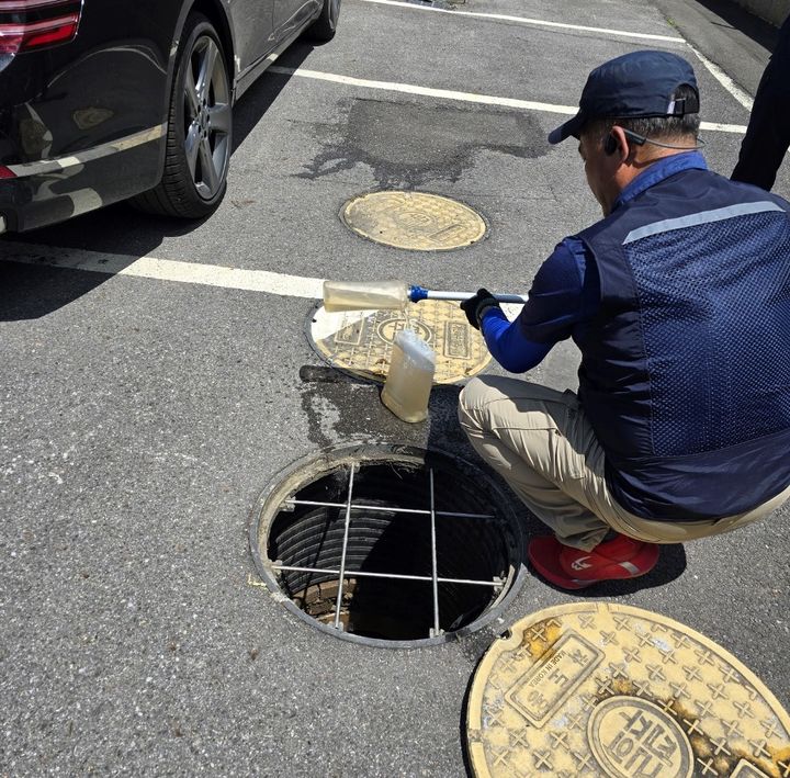 한강유역환경청 오염물질 저감계획 합동점검반이 경기 양주시의 개인하수처리시설을 찾아 방류수 시료를 채취하고 있다. (사진=한강유역환경청 제공) photo@newsis.com *재판매 및 DB 금지