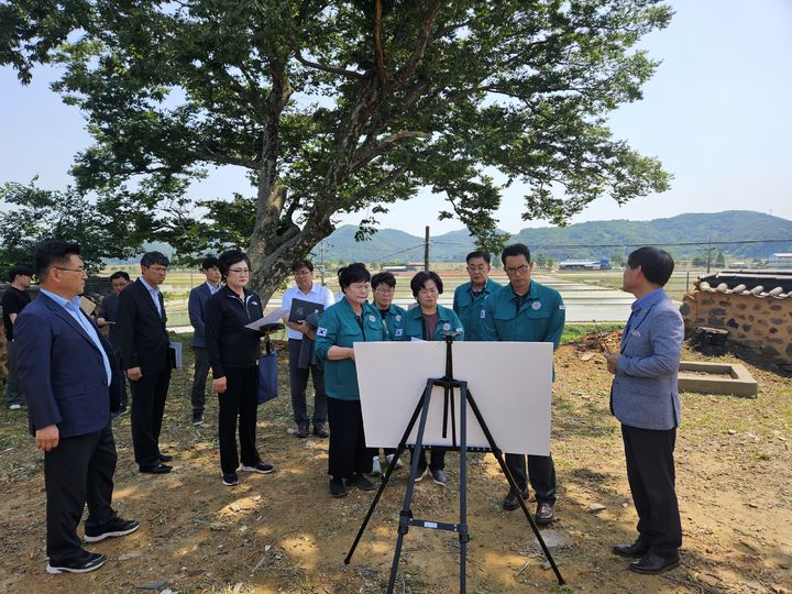 [창녕=뉴시스] 경남 창녕군의회 기획행정위원회가 제321회 제1차 정례회 기간 주요 시설과 사업 현장을 방문하고 있다. (사진= 창녕군의회 제공) 2025.06.19. photo@newsis.com *재판매 및 DB 금지