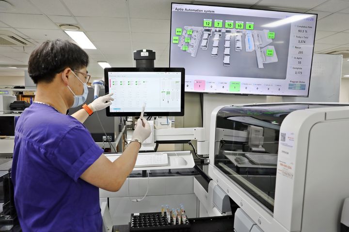 [울산=뉴시스] 울산대학교병원 진단검사 전자동화 시스템 'TLA(Total Laboratory Automation). (사진=울산대학교병원 제공) 2025.06.19. photo@newsis.com *재판매 및 DB 금지