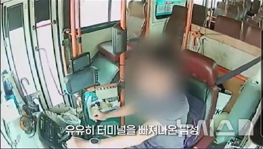 [진천=뉴시스] A씨가 버스를 훔쳐 운전하고 있는 모습 (사진= 충북경찰청 인스타그램 캡쳐) 2025.06.19. photo@newsis.com *재판매 및 DB 금지