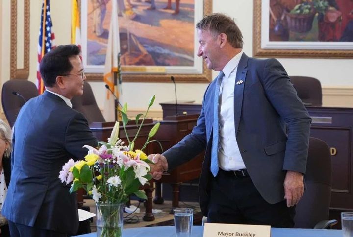 19일 춘천시에 따르면 육동한 춘천시장(사진 왼쪽) 은 현지시간 18일 개빈 버클리 시장과 아나폴리스 시장과 도시 간 교류 및 협력 의향서를 교환했다 고 밝혔다. 춘천시 제공. *재판매 및 DB 금지