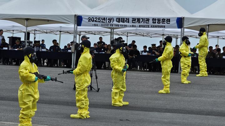 [평택=뉴시스] 김종택기자 = 19일 경기남부경찰청과 경기도소방재난본부 등 관계기관이 평택당진항에서 테러 상황을 가정한 대테러 훈런을 진행하고 있다. 2025.6.19. jtk@newsis.com *재판매 및 DB 금지