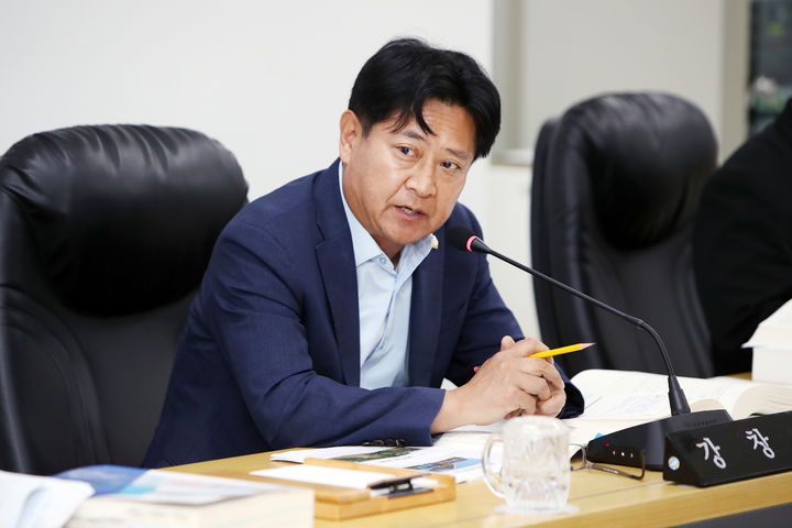 [밀양=뉴시스] 국민의힘 강창오 경남 밀양시의원이 행정사무감사에서 지적하고 있다. (사진=밀양시 제공) 2025.06.19. photo@newsis.com *재판매 및 DB 금지