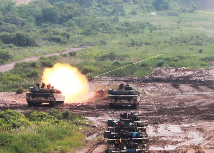 [홍천=뉴시스] 19일 육군 제3기갑여단 불곰대대가 지난 16일부터 19일까지 경기도 연천 다락대과학화훈련장에서 실전적 상황을 반영한 전차 전투사격훈련을 진행했다 고 밝혔다. 육군3기갑여단 제공. *재판매 및 DB 금지