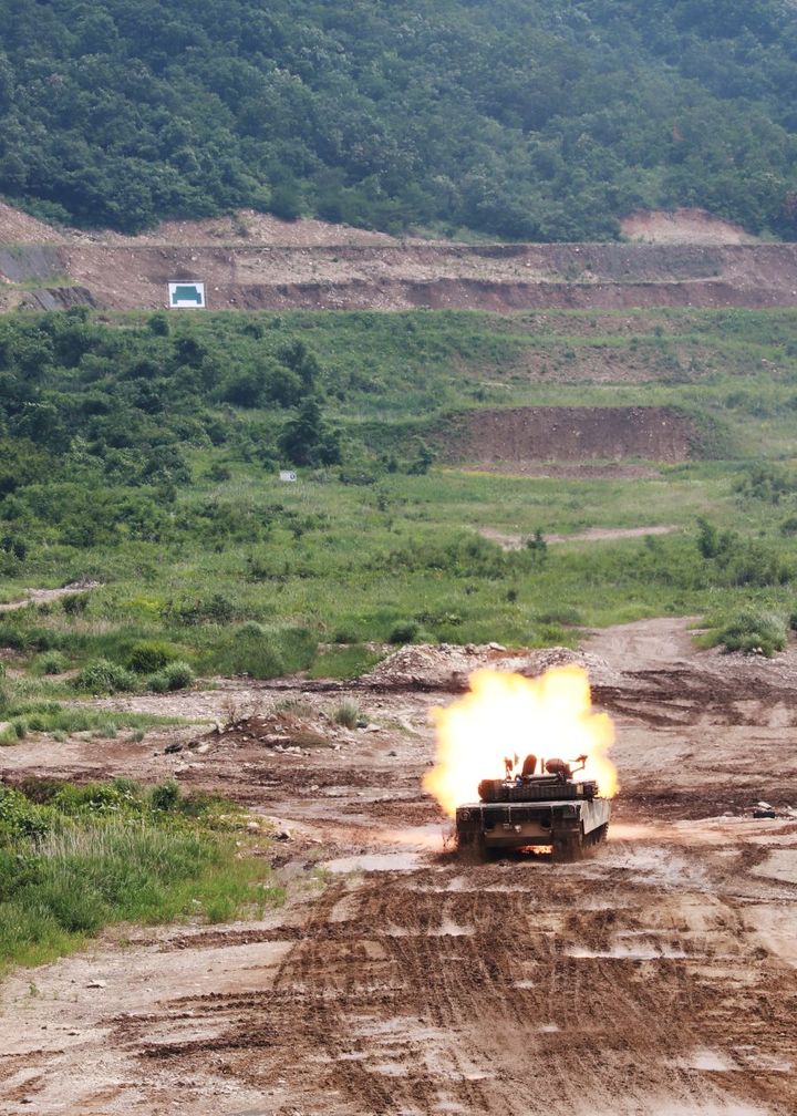 [홍천=뉴시스] 19일 육군 제3기갑여단 불곰대대가 지난 16일부터 19일까지 경기도 연천 다락대과학화훈련장에서 실전적 상황을 반영한 전차 전투사격훈련을 진행했다 고 밝혔다. 육군3기갑여단 제공. *재판매 및 DB 금지