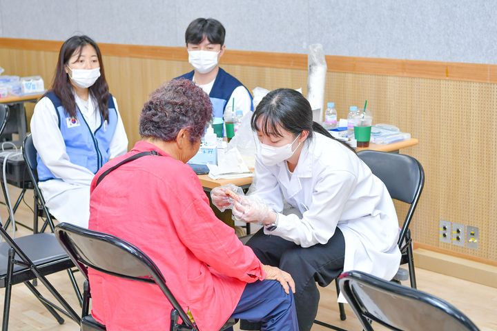 '농촌왕진버스' 구강 교육모습. *재판매 및 DB 금지