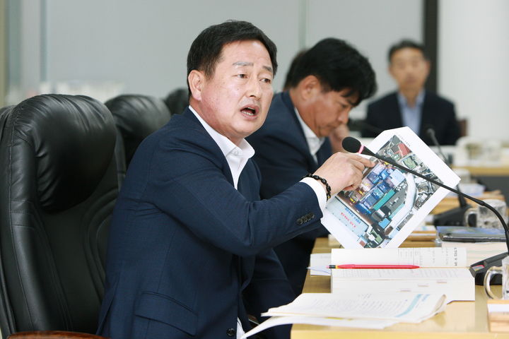 [밀양=뉴시스] 경남 밀양시의회 국민의힘 박진수 의원이 산업건설위원회 1일차 행정사무감사에서 지적하고 있다. (사진=밀양시의회 제공) 2025.06.19. photo@newsis.com *재판매 및 DB 금지