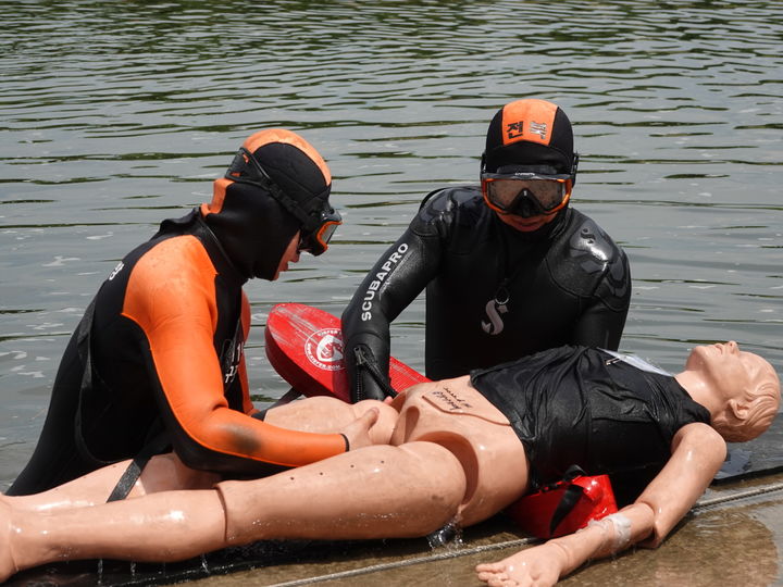 [남원=뉴시스] 19일 전북 남원시 요천유선장 일대에서 진행된 실전형 긴급구조종합훈련에서 참가자가 익수자로 가정된 마네킹을 뭍으로 옮기고 있다. (사진=전북도소방본부 제공) 2025.06.19. photo@newsis.com *재판매 및 DB 금지