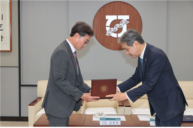 [광주=뉴시스] 전남대 김양현(사진 왼쪽) 교학부총장 발전기금 전달식. 사진 오른쪽은 이근배 총장. (사진 제공 = 전남대학교). 2025.06.19. photo@newsis.com *재판매 및 DB 금지