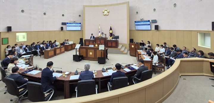 [부산=뉴시스] 19일 부산 기장군의회는 제2차 본회의를 열고 제289회 정례회를 마무리하고 있다. (사진=기장군의회 제공) 2025.06.19. photo@newsis.com *재판매 및 DB 금지