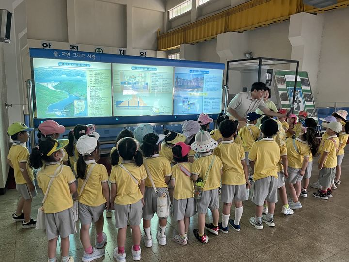 [합천=뉴시스] 한국수자원공사(K-water) 합천댐지사는 19일 합천 성모유치원 유아 및 교사 60명을 대상으로 '우리 동네 견학 : 한국수자원공사 합천댐지사' 현장 체험 프로그램을 실시했다. (사진=한국수자원공사 합천댐지사 제공) 2025.06.19. photo@newsis.com *재판매 및 DB 금지