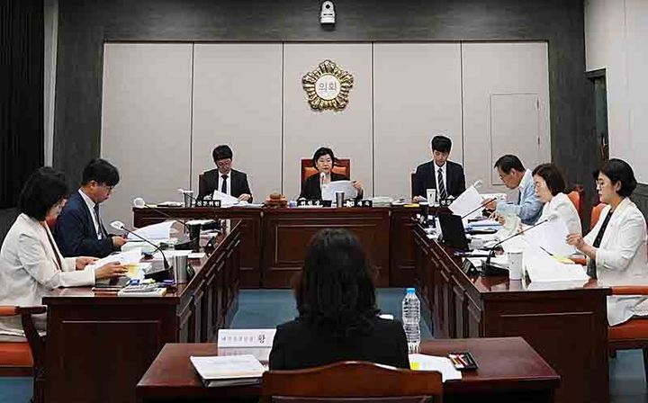 태백시의회는 19일 제284회 제1차 정례회 일정의 일환으로 제1차 예산결산특별위원회를 열고 김재욱 의원을 위원장, 심창보 의원을 간사로 각각 선임했다.(사진=태백시의회 제공) *재판매 및 DB 금지