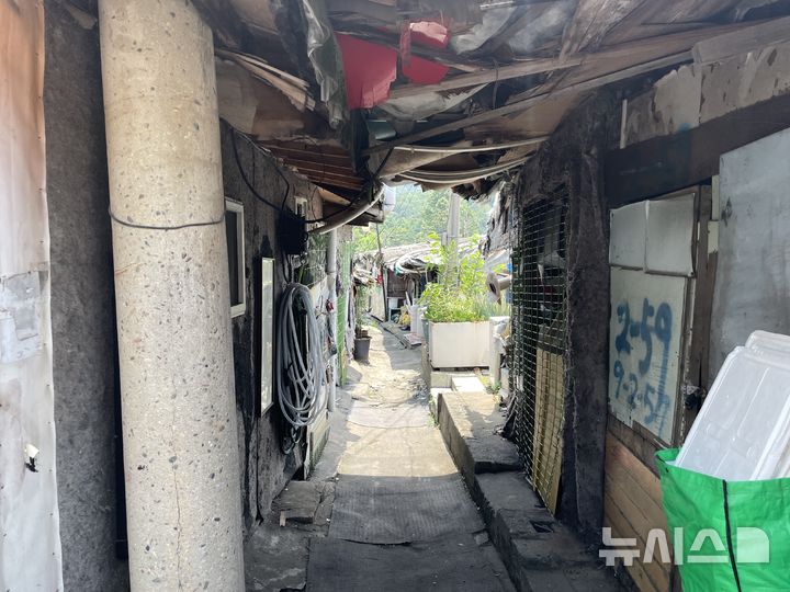 [서울=뉴시스] 이채은 인턴기자=서울시 강남구 개포동 구룡마을 내부. 일부 가구는 천장이 내려앉고, 구조물은 낡아 빗물 침투에 취약한 상태다.2025.06.19